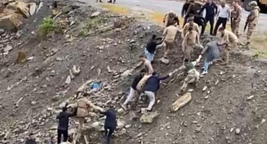 Askeri araç Zap Suyu'na uçtu: 9 asker yaralı!