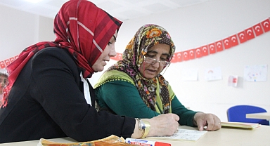 Asrın felaketinden sonra kaldığı KYK yurdunda okuma yazma öğrendi