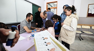 Başkan Orhan ailesiyle sandık başında