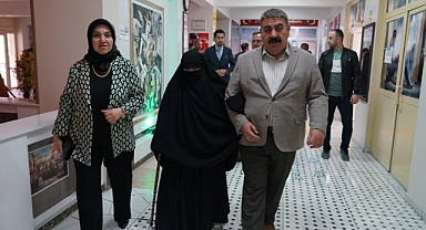 Başkan Sunar, annesi ve eşiyle oy kullandı