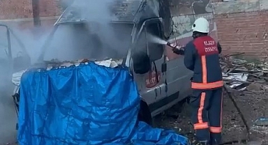 Bir anda alev aldı, Mahalleli yardıma koştu