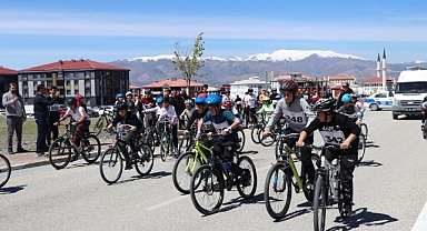 Bisiklet yarışmaları nefes kesti
