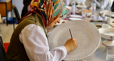 Çini sanatıyla eşsiz eserler üretiyorlar