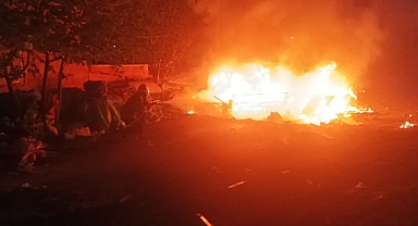 Deprem bölgesinde korkutan çadır yangını