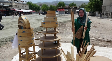 Depremde yıkılan dükkanın enkazında hayata tutunmaya çalışıyor