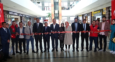 Depremzede öğrenciler yararına sergi