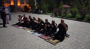 Depremzedeler Erzurum'da şükür namazı kıldı