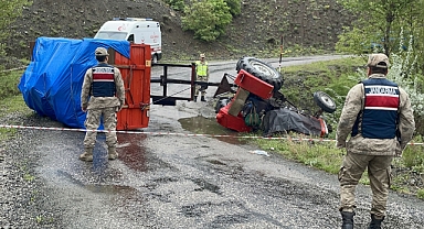 Devrilen traktörün altında kalan sürücü öldü!