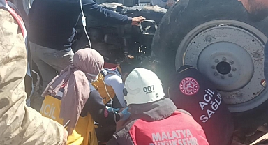 Devrilen traktörün altında kaldı!
