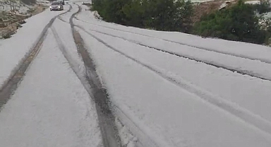 Dolu yolları kapattı, çok sayıda araç yolda kaldı   