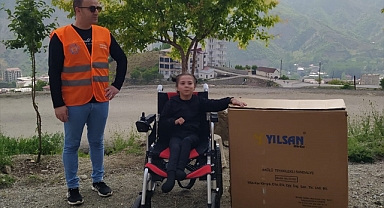 Engelli çocuğa akülü sandalye