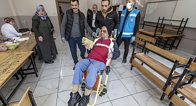 Erzurum'da bedensel engelliler sedye ile tekerlekli sandalyede oy kullandı