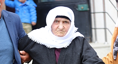 Erzurum'da bir kişi annesini sırtında taşıyarak oy kullanmaya götürdü