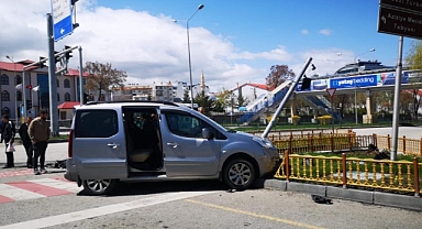Erzurum'da oy kullanmaya giden çift kaza geçirdi