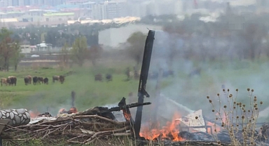 Erzurum'da yıldırım düştü; bahçe çardağı yanarak kullanılmaz hale geldi!