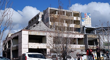 Eski belediye binasında yıkım hızla sürüyor