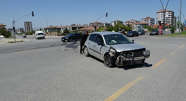 Feci kaza: İki otomobil birbirine girdi