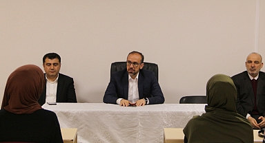 Gönüllü gençler umreyle ödüllendirildi