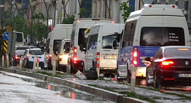 Gündüz vakti karanlığa büründü, araçlar far yakarak ilerleyebildi