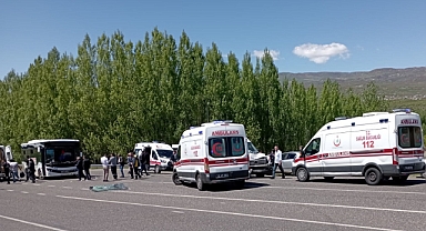 Halk otobüsü ile minibüs çarpıştı:14 yaralı   