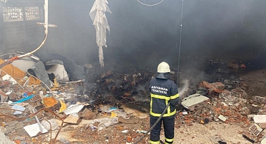 Hasarlı depoda çıkan yangın korkuttu