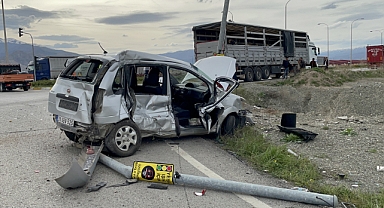 Hayvan yüklü kamyonet otomobille çarpıştı