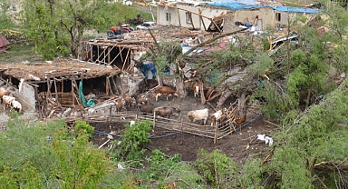 Hortum ağaçları yerinden söktü, Korku dolu anlar kameralara yansıdı