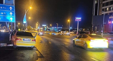 İki araç birbirine girdi, yaralılar var