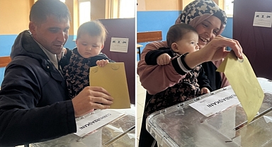 İkiz bebekleri ile sandığa gittiler