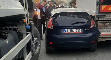 İlginç kaza: Trafiği felç etti!