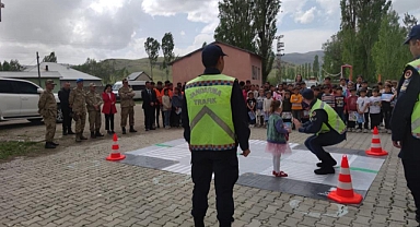Jandarma minik öğrencilere trafik eğitimi veriyor