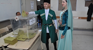 Kafkas kıyafetiyle oy kullandılar