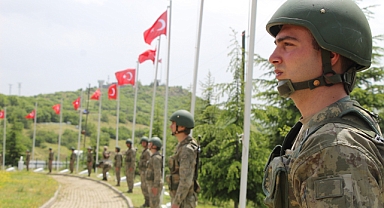 Kalleşçe şehit edilen 33 asker anıldı