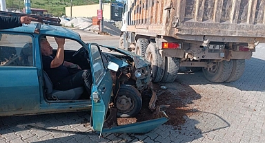 Kamyon ile otomobil çarpıştı