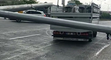 Kamyonun çarptığı trafik direği devrildi