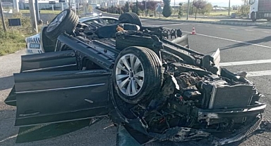 Karşı şeride geçen otomobil ters döndü: 1 ölü, 2 yaralı