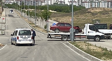 Kavşakta çarpıştılar!