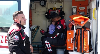 Kazada yaralanan minik Asel’e ilk müdahale polisten   