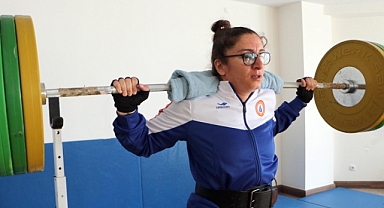 Kazandığı parayla 5 kardeşini okutuyor