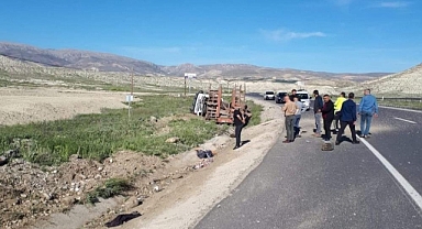 Kepçe yüklü çekici devrildi!