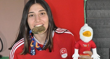 'Kız çocuğu kick boks yapamaz' diyenlere aldırmadı, Dünya şampiyonu oldu