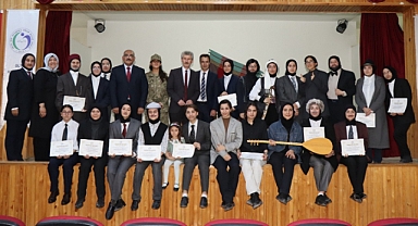 Kız öğrenciler sahnede ünlü şairleri canlandırdı