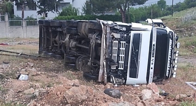 Kontrolden çıkan kamyon devrildi