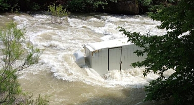 Nehre düşen kamyonun sürücüsü akıntıya kapılarak kayboldu