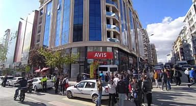 Kontrolden çıkan minibüs iş yerine girdi, kaldırımdakiler canını zor kurtardı!