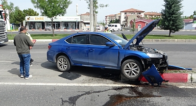 Kontrolden çıktı, refüje çarptı