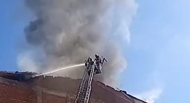 Korkutan çatı yangını! Alevler bir anda yükseldi...