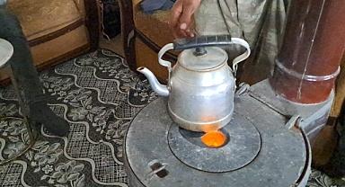 Mayıs ayında kar yağdı, vatandaş yeniden soba kurdu