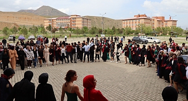 Mezuniyete halaylı kutlama