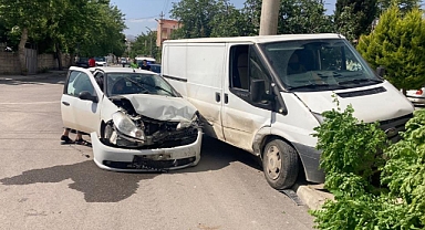 Minibüs ile otomobil çarpıştı: 1 yaralı